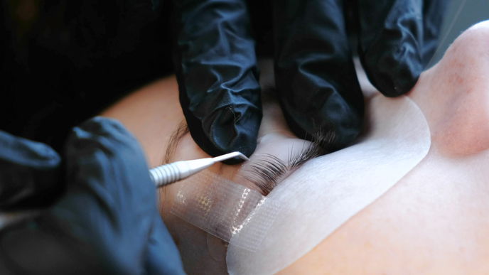 Wimpernwelle: Schwungvolle Wimpern ohne Wimperzange