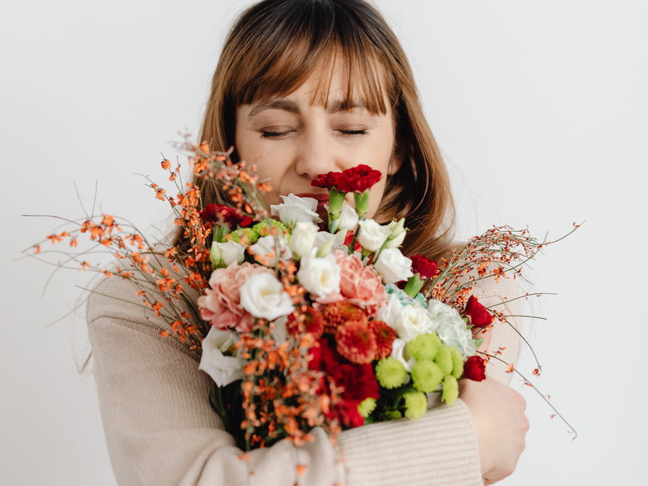 Horoskop Thema: Frau hält Blumenstrauß
