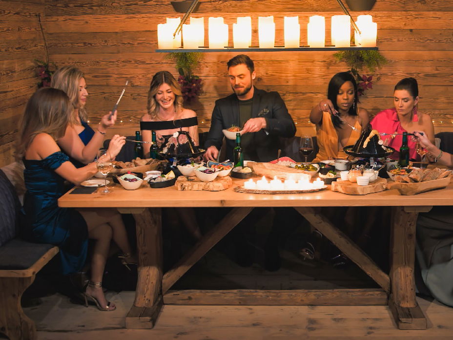 Bachelor 2021 Niko Griesert mit Kandidatinnen am Tisch