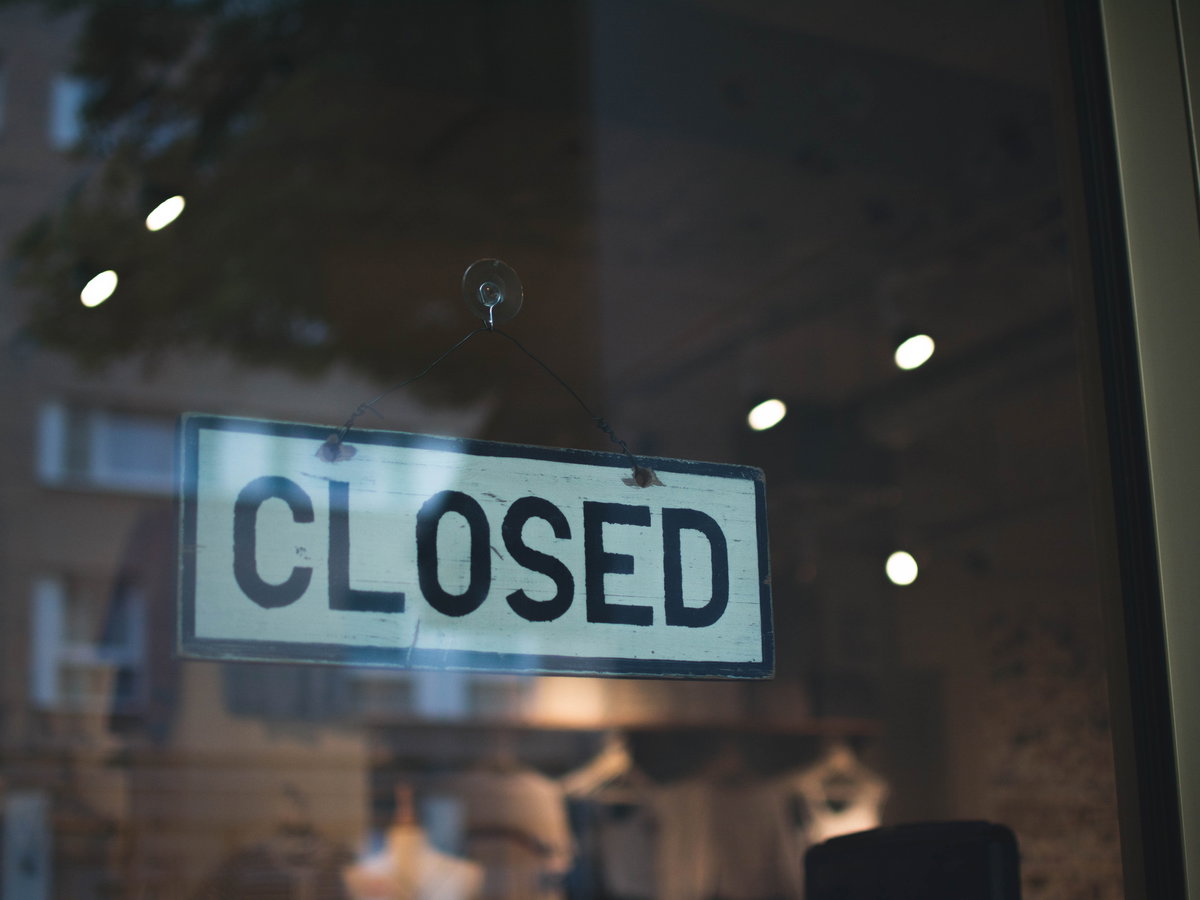 Corona Beschlüsse zu Ostern: Türschild mit Aufschrift "Closed"