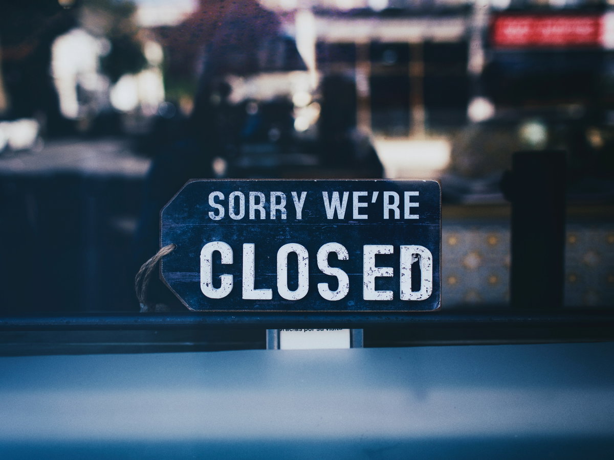 Corona Regeln an Ostern: Ladenschild mit Aufschrift "Closed"