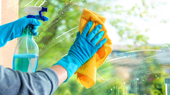 Fenster putzen: Tipps für saubere Scheiben ohne Streifen