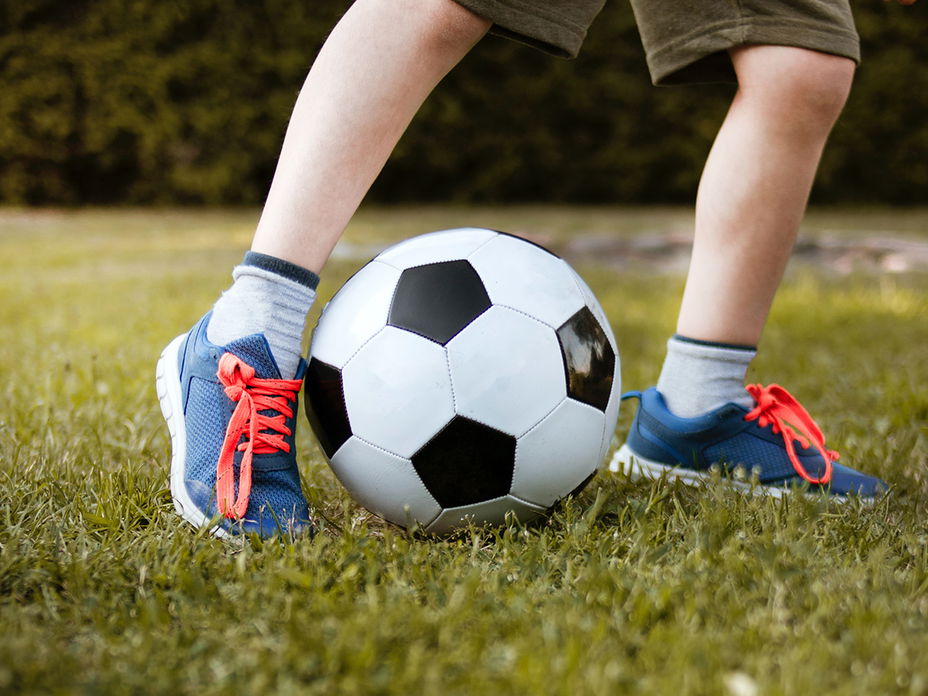 Kind schießt Fußball