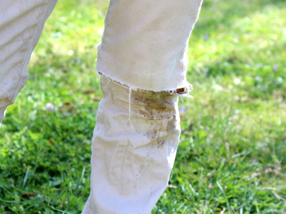 Grasflecken auf weißer Jeans