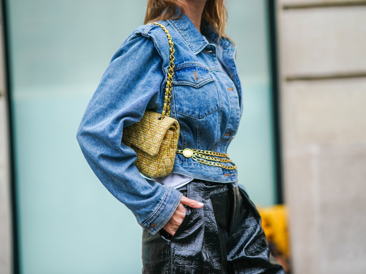 Jeansjacke mit Gürtel aus Gliederketten