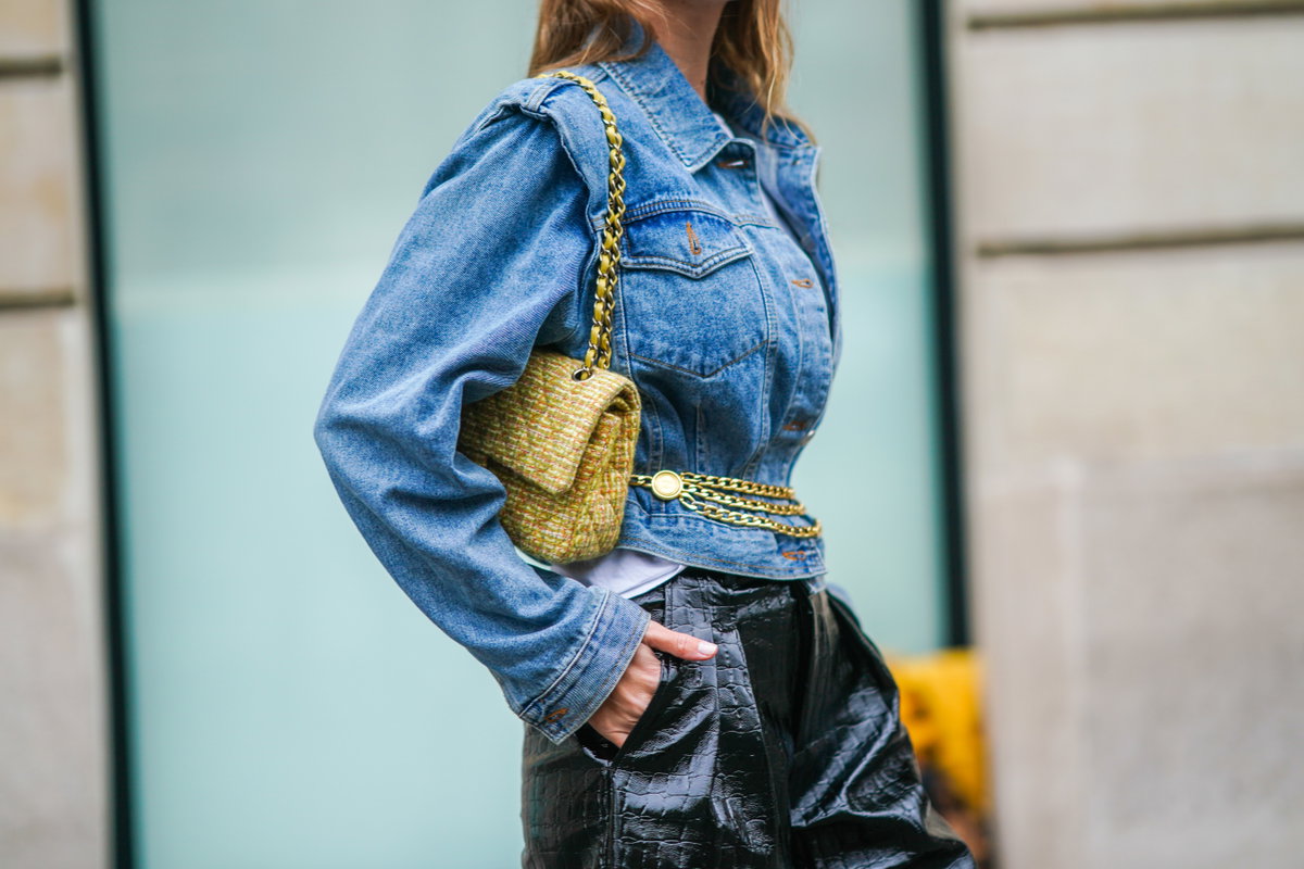 Jeansjacke mit Gürtel aus Gliederketten