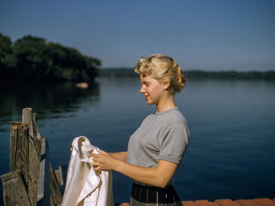 Frau aus den 50ern haelt eine Jacke