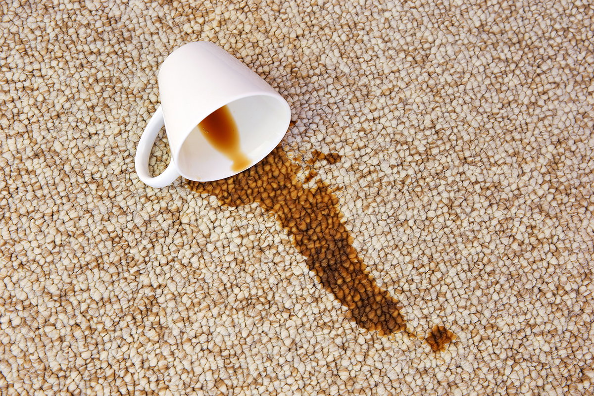 Kaffee auf Teppich ausgelaufen