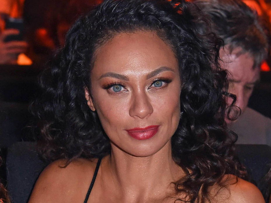 Lilly Becker im roten Kleid