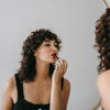 Beauty-Trend 2022: Dieser günstige Lippenstift unter 10 Euro zaubert dir weiche Lippen