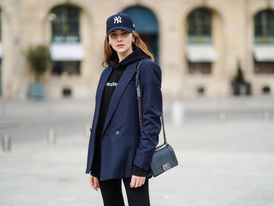 Influencerin trägt Hoodie mit Blazer