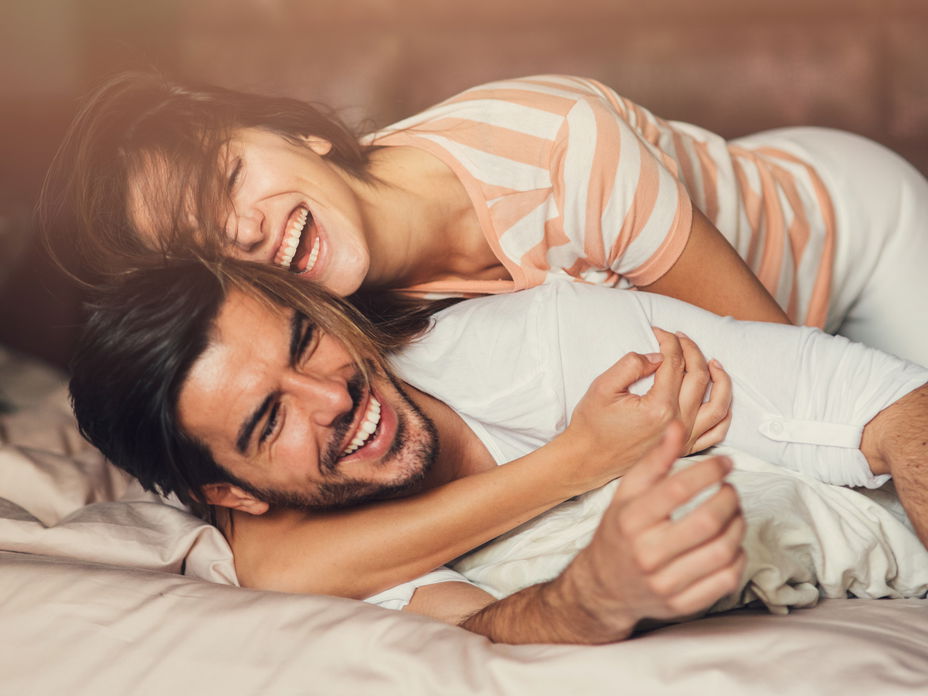 Paar liegt glücklich im BEtt