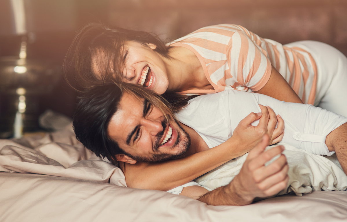 Paar liegt glücklich im BEtt