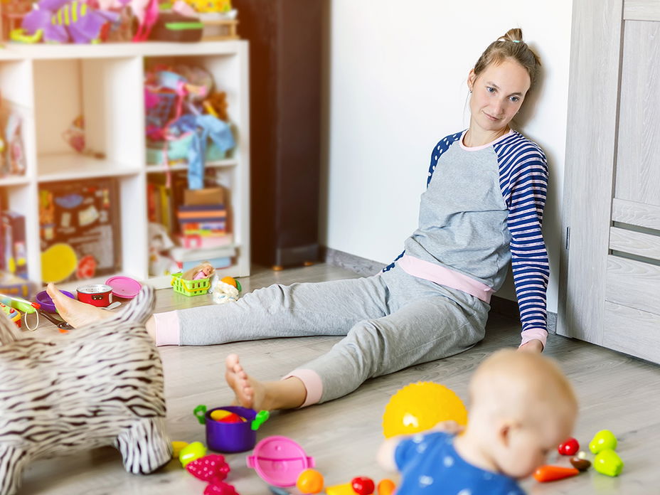 Mutter sitzt auf Boden