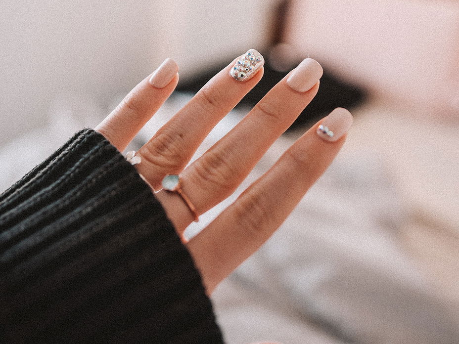 Naegel mit Strass