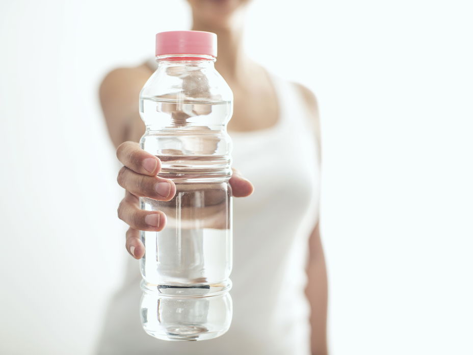 Frau hält Wasserflasche