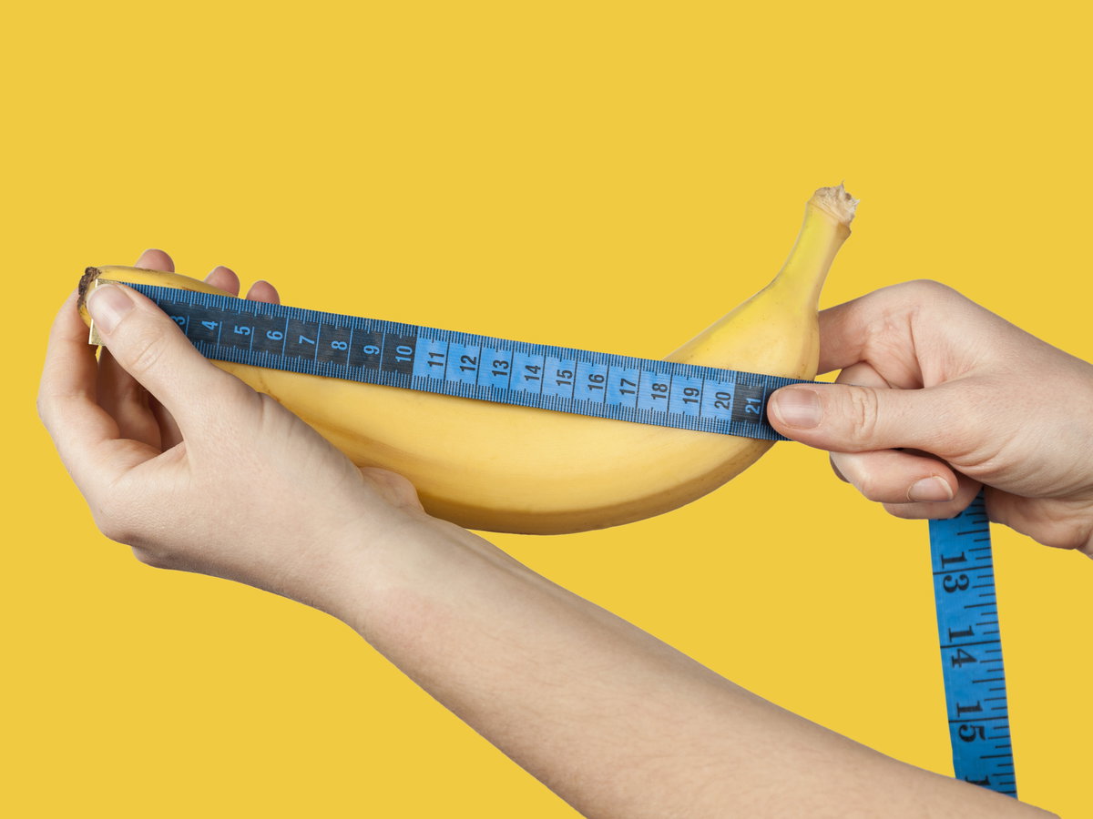 Penisgröße: Hände messen eine Banane mit einem Maßband aus