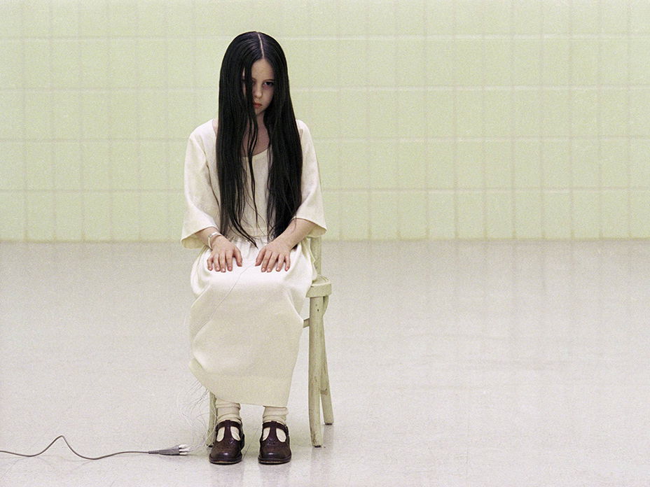 Samara von "The Ring" sitzt auf einem Stuhl
