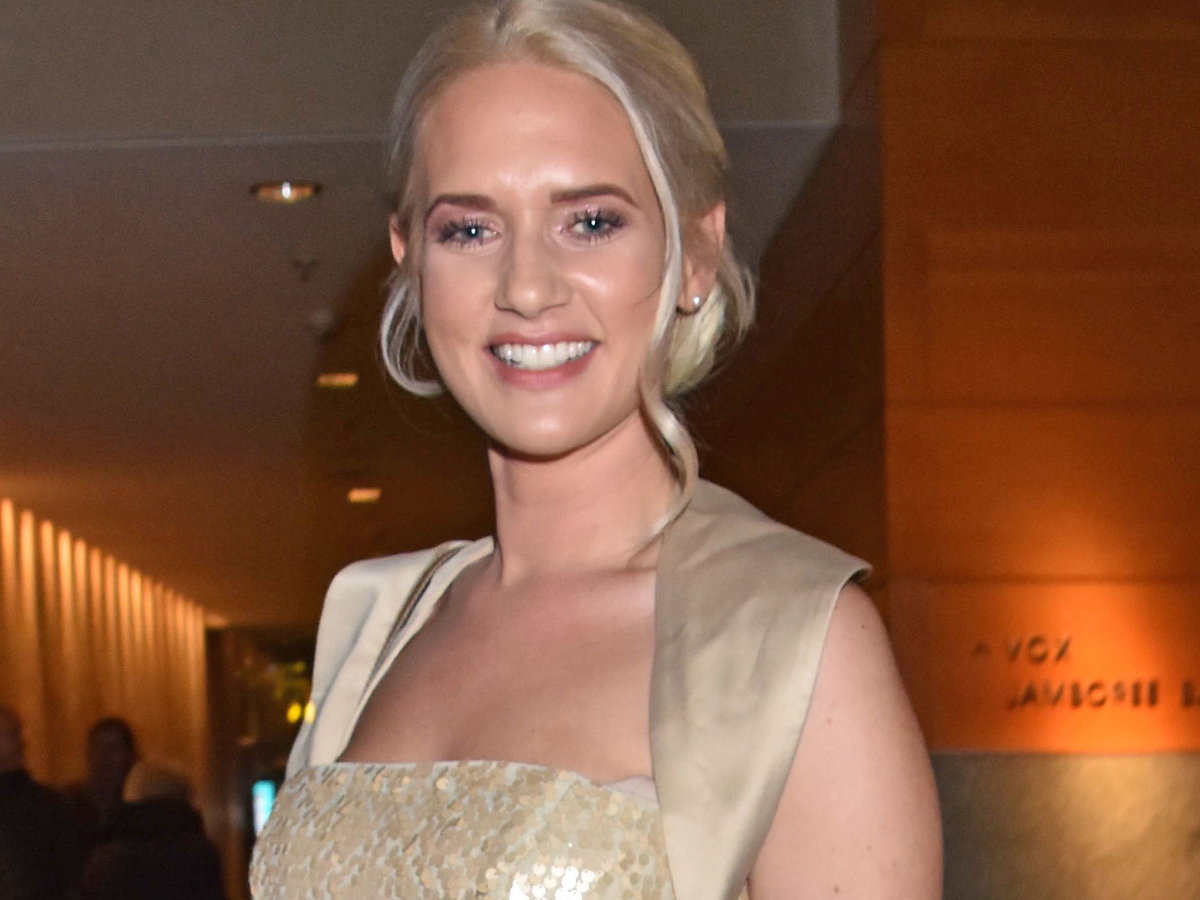 Sarah Knappik im goldenen Abendkleid