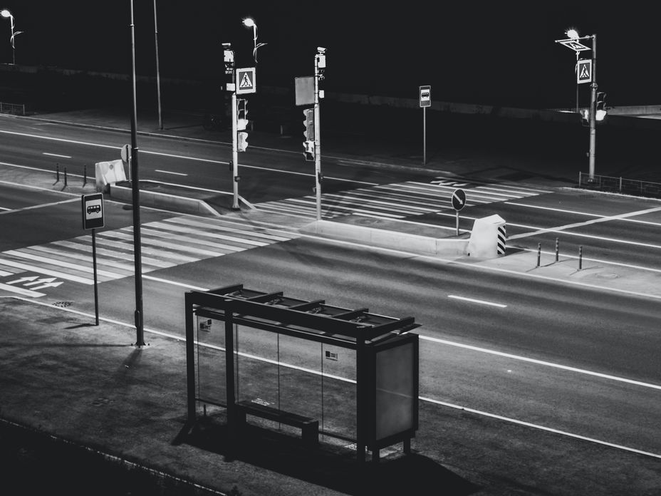 Leere Straße bei Nacht