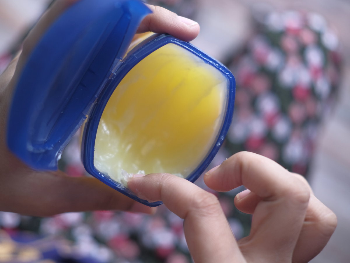 Frau hält Vaseline in der Hand