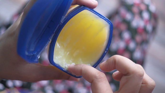 Vaseline: Beauty-Tricks und die richtige Anwendung mit der Salbe