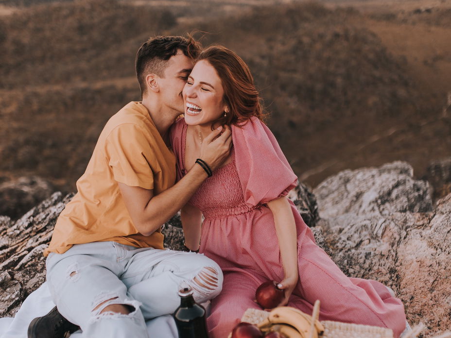 Wahre Liebe: Frau und Mann beim Picknick