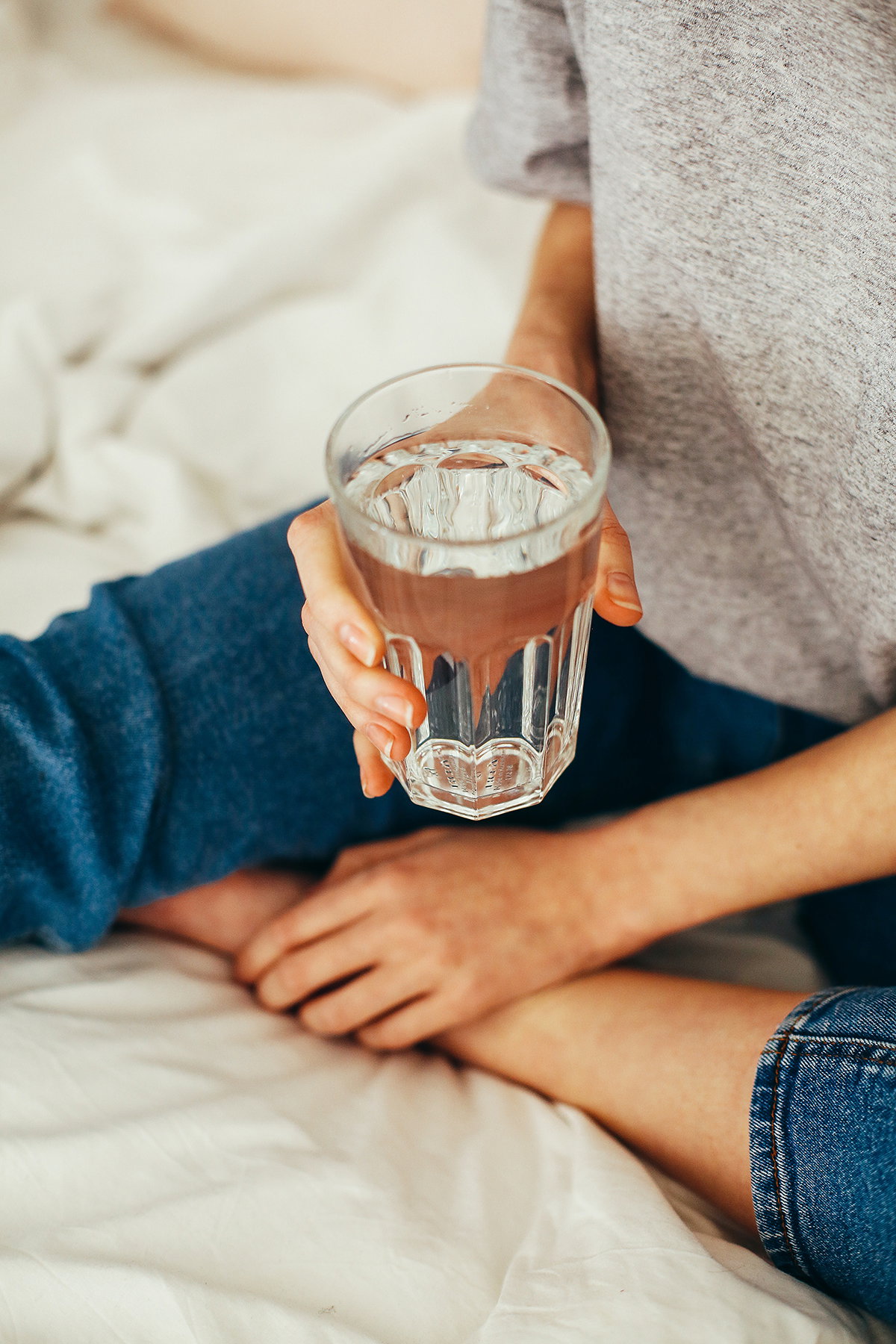 Frau hält Wasser in der Hand
