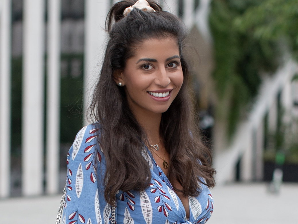 Eva Benetatou im Sommer-Outfit