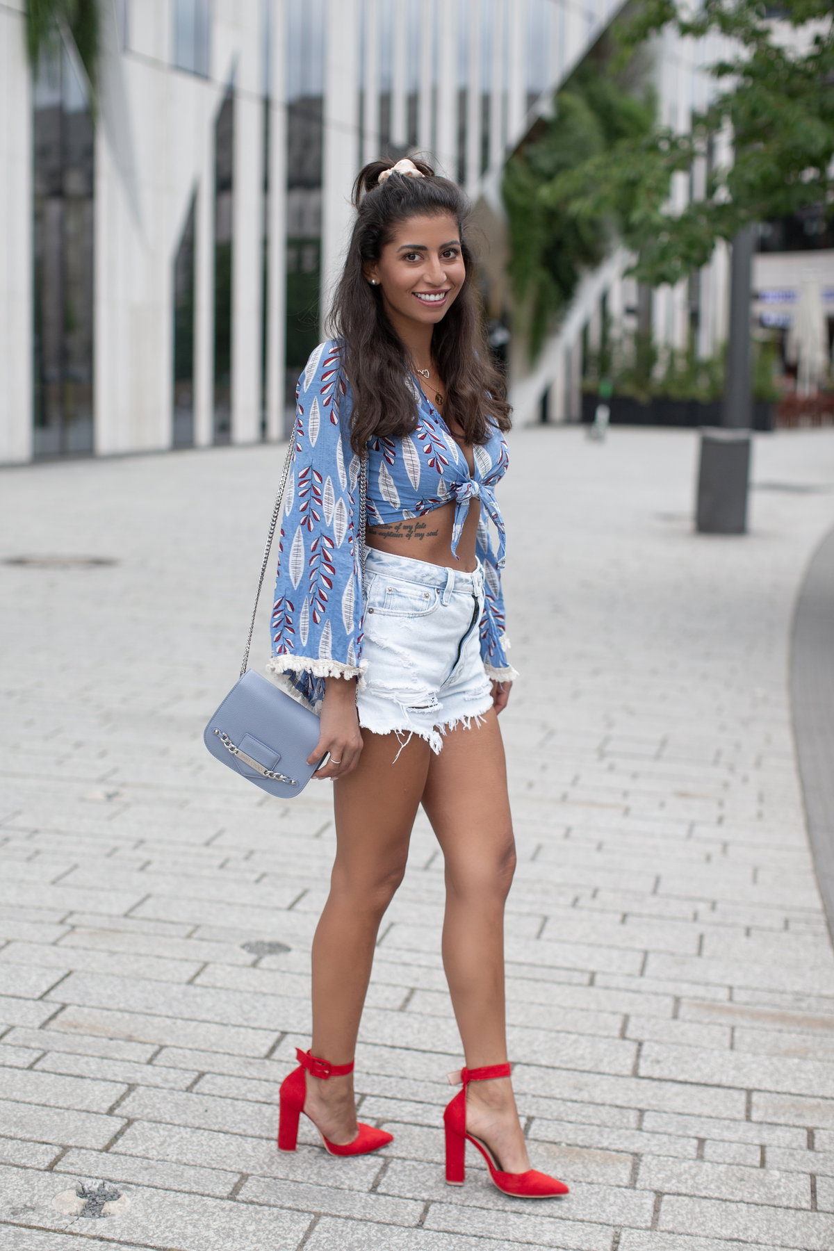 Eva Benetatou im Sommer-Outfit