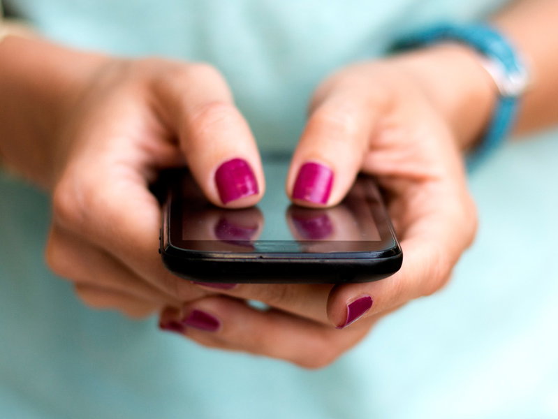 Frau haelt Handy