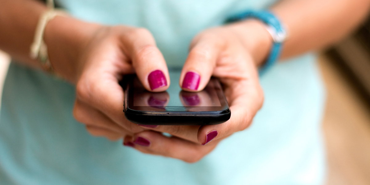 Frau haelt Handy