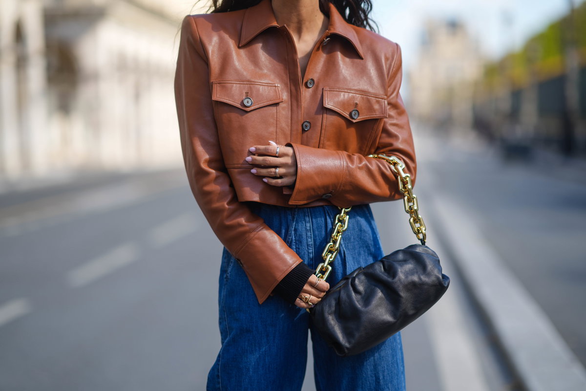Schwarze Handtasche mit goldener Tragekette