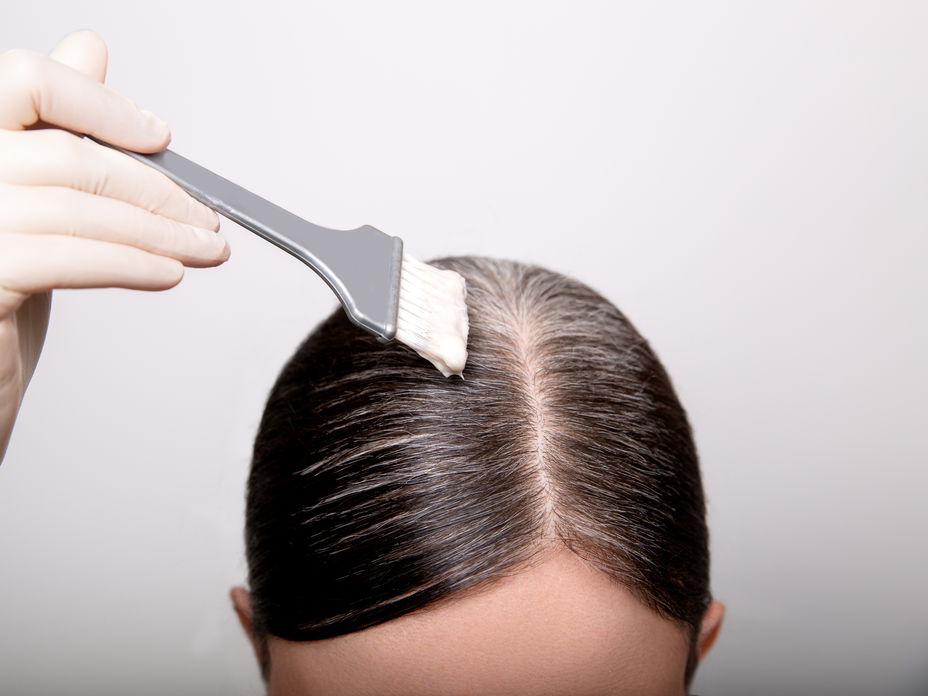 Frau mit Haarfarbe und Pinsel