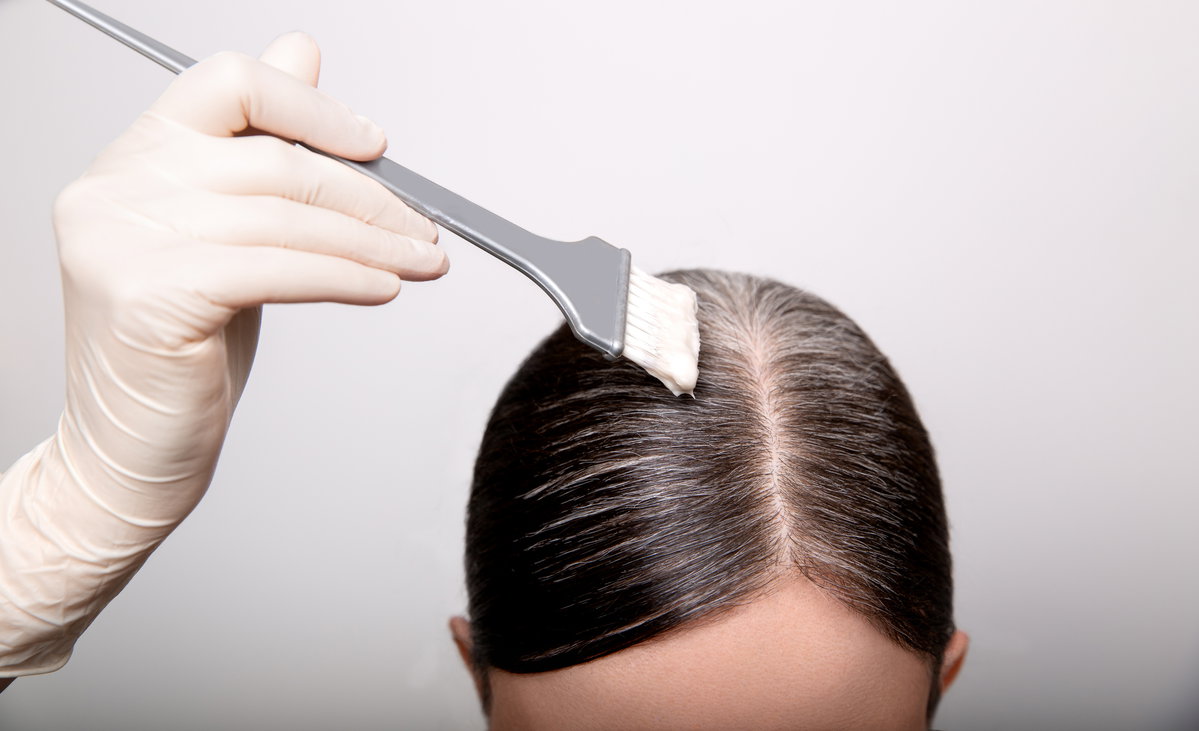 Frau mit Haarfarbe und Pinsel
