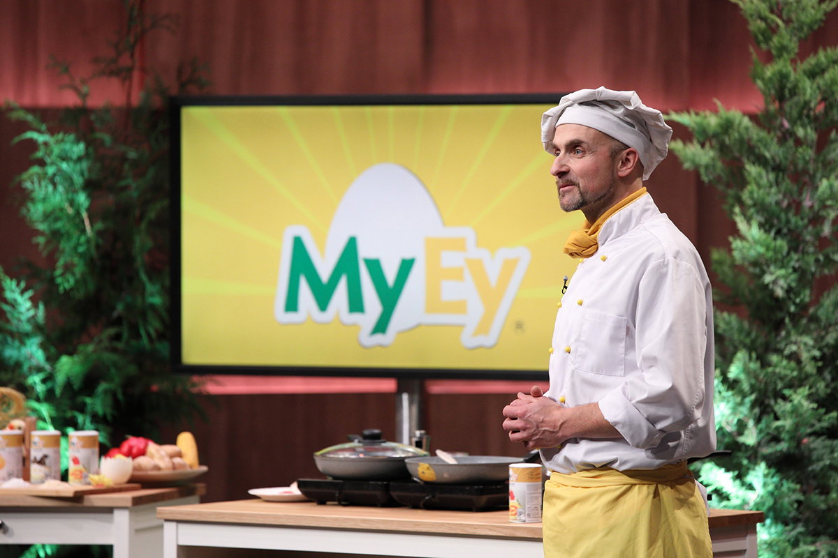 Chef steht vor Screem mit "MyEy"