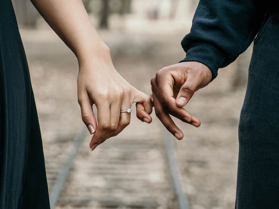 5 Senses for Love: Zwei Hände mit Ring