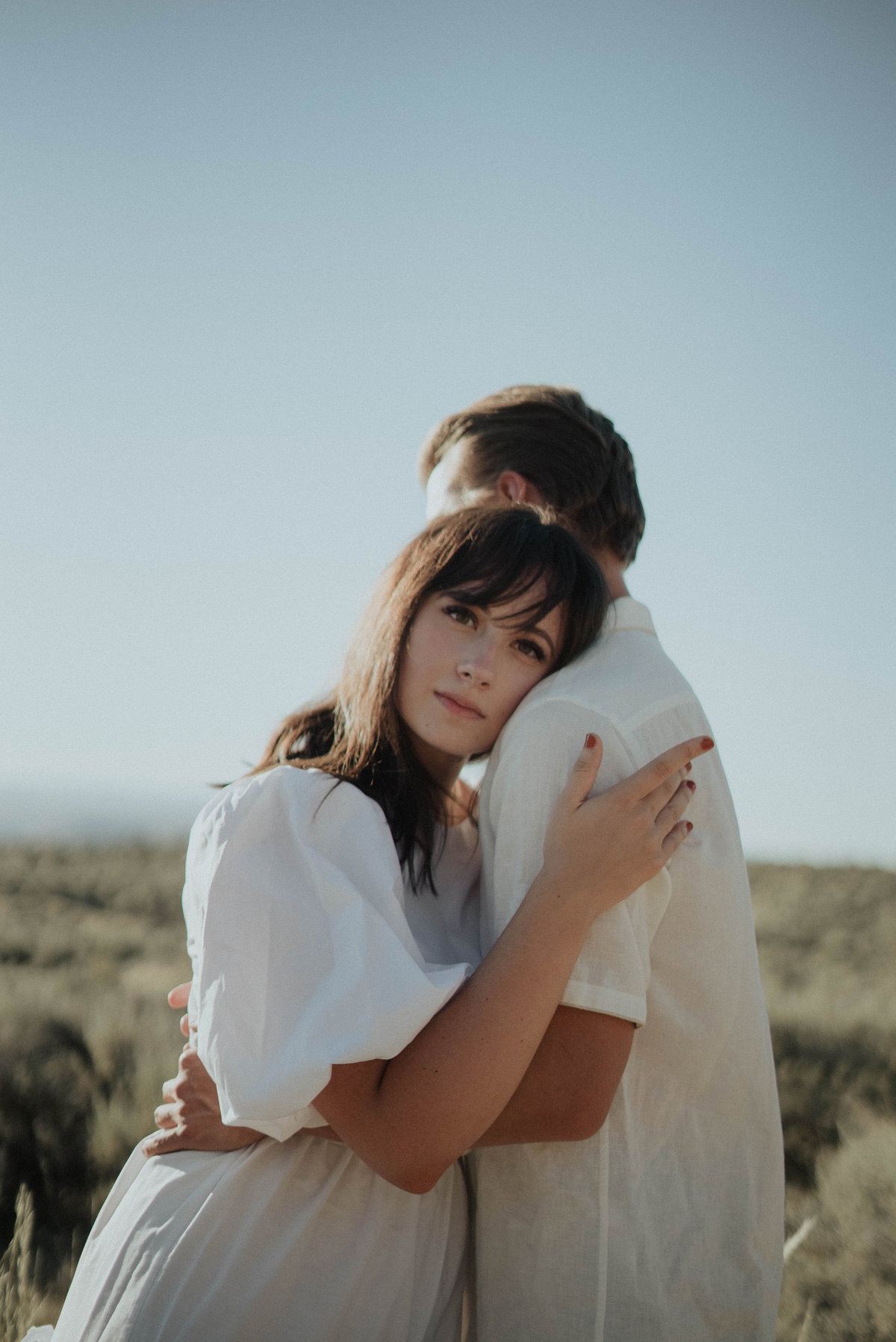 Horoskop: Frau umarmt Mann