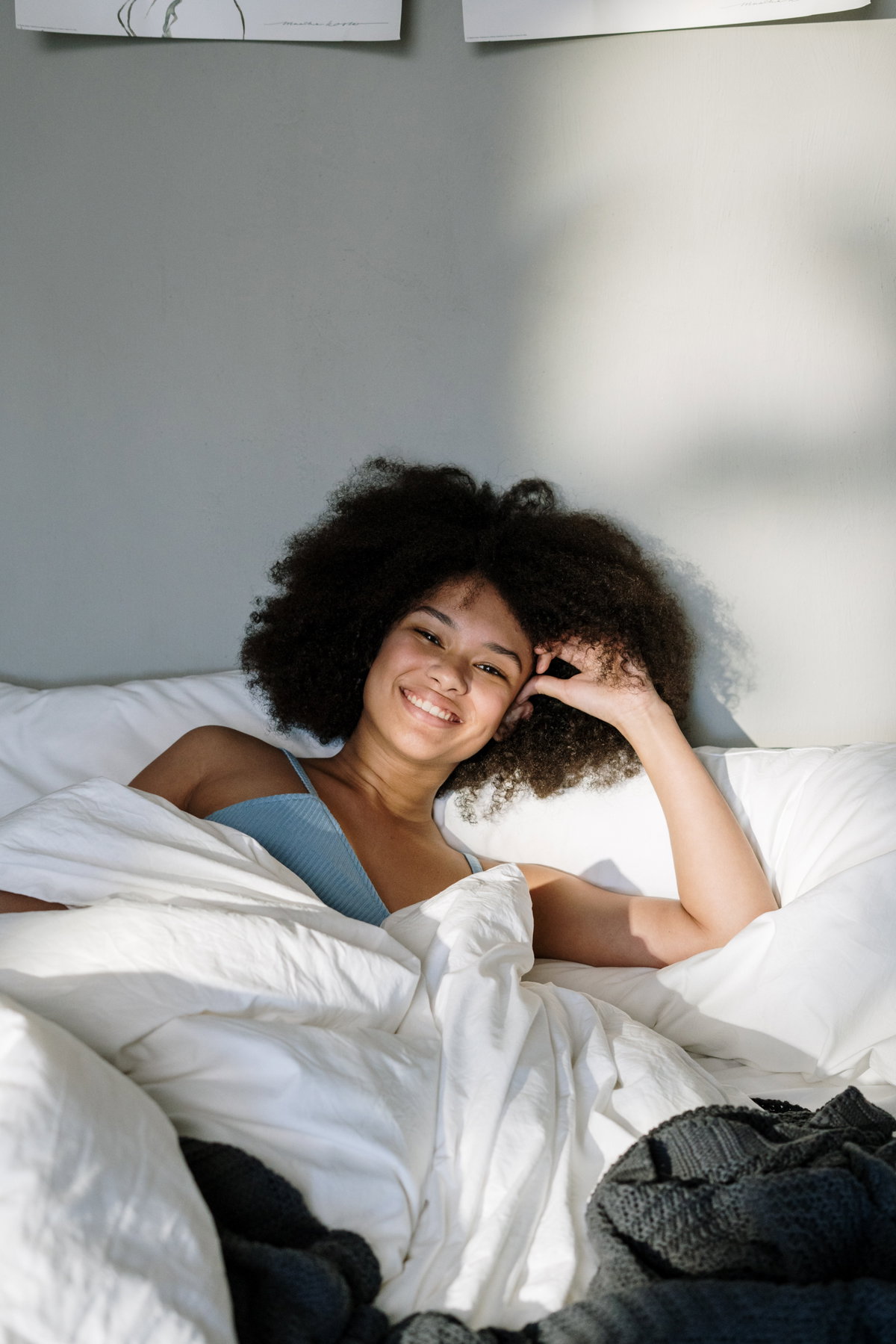 Horoskop: Frau liegt im Bett und lacht