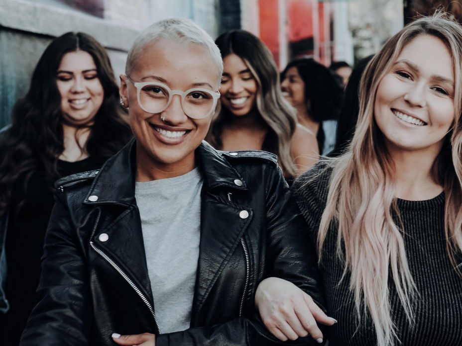Die Glücks-Sternzeichen des Tages: Frauen laufen und lachen