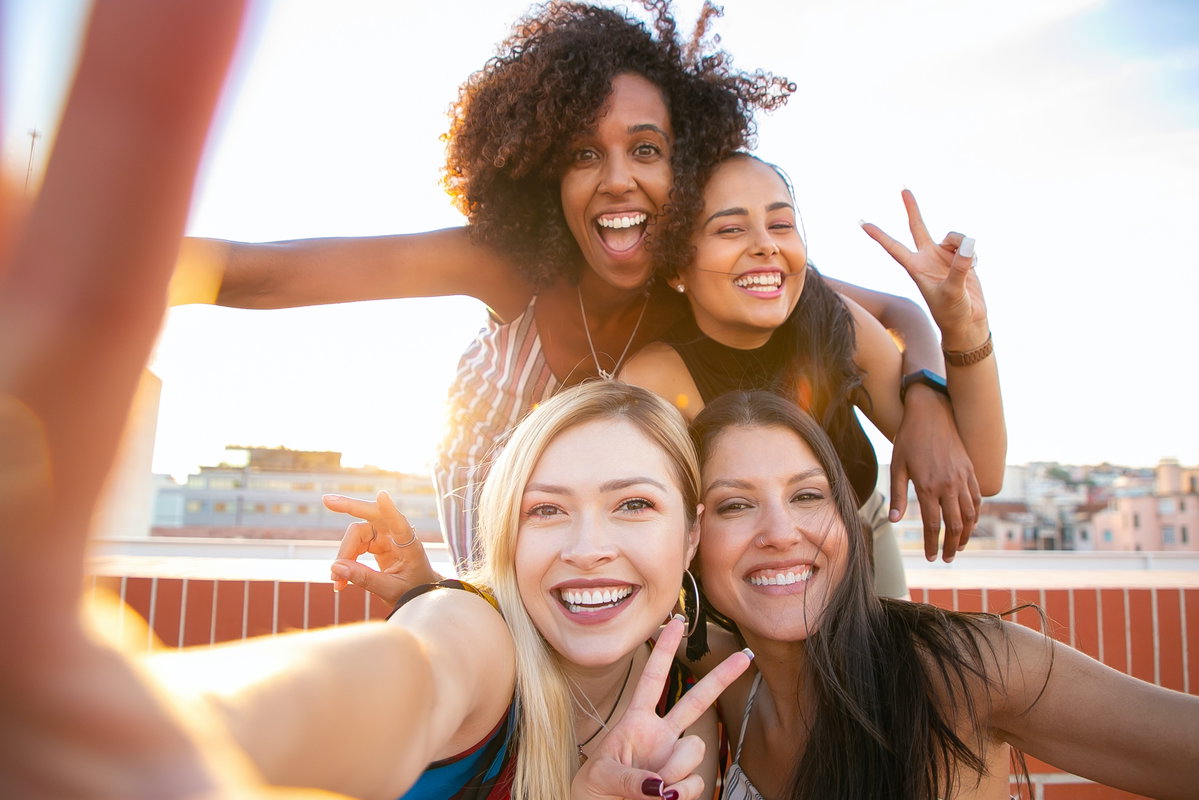 Horoskop: Vier Frauen lachen