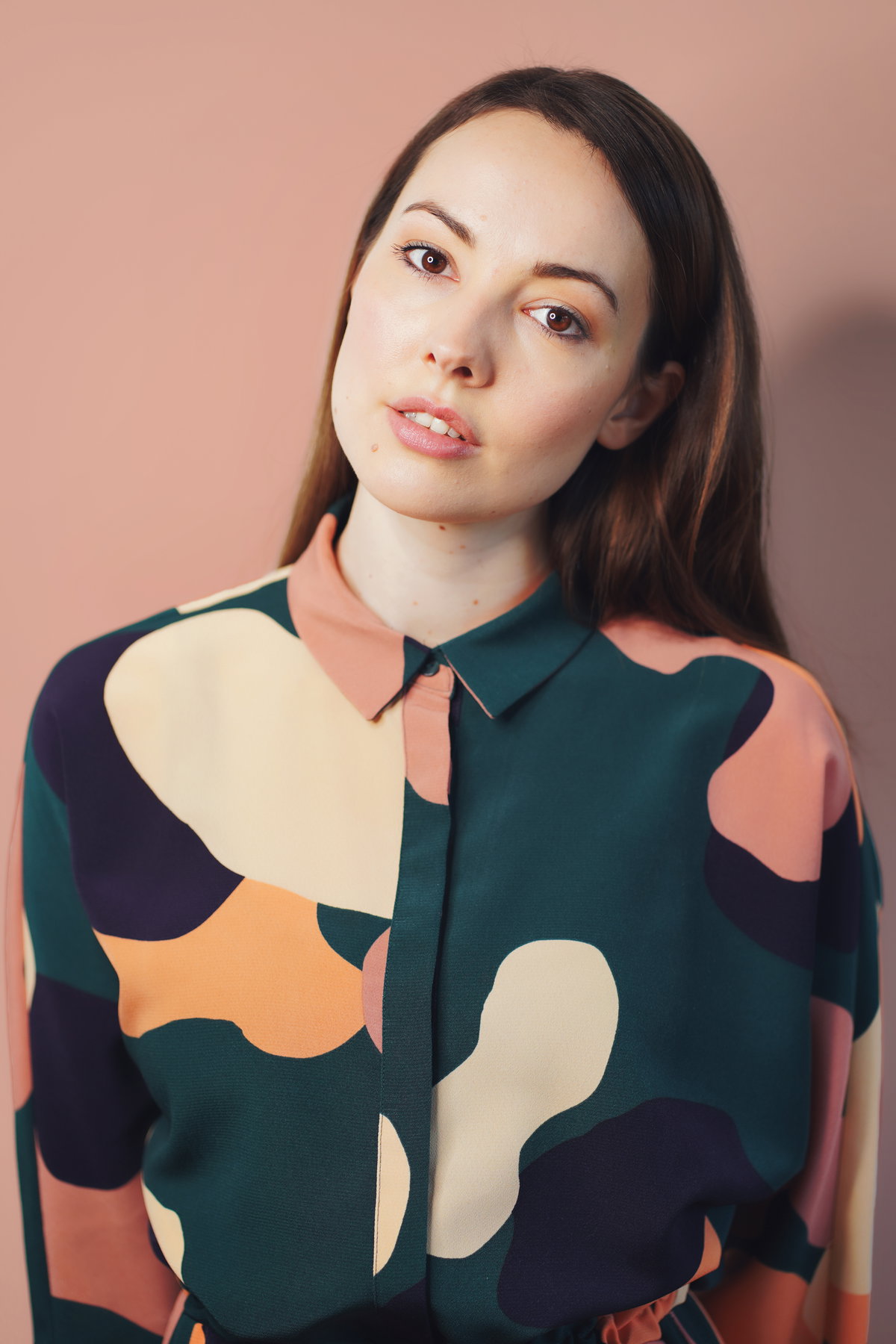 Julia Krüger ist Moderatorin aus Leidenschaft. Mit ihrer fröhlichen und aufgeschlossenen Art wird sie uns durch das GLOW by dm LIVE Event am Donnerstag führen.