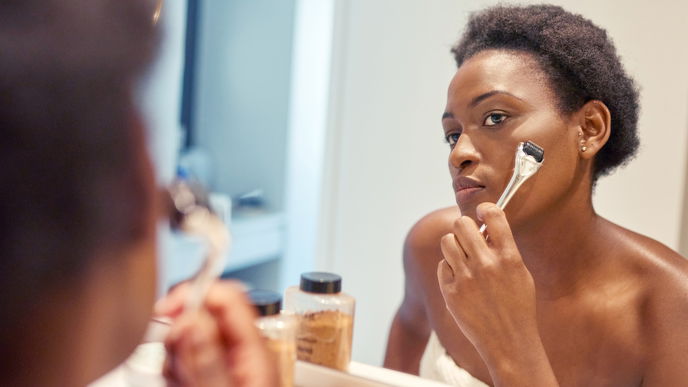 Microneedling für zuhause: So werdet ihr eure Akne-Narben, Pickelmale und Falten los