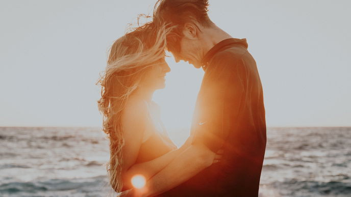 Horoskop: Diese 3 Sternzeichen verlieben sich im Sommer
