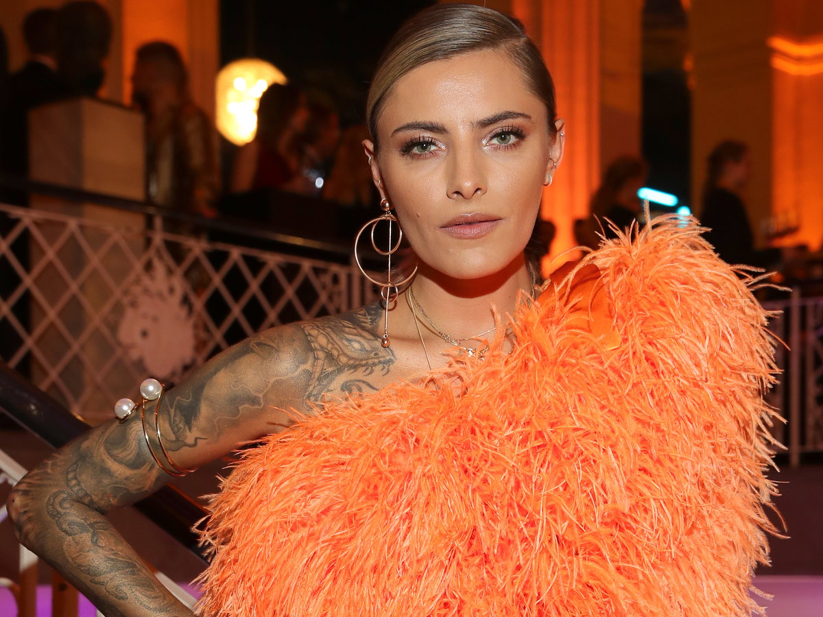 Sophia Thomalla im Federkleid