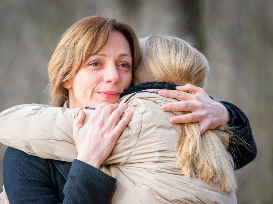 Ariane und Selina nehmen Abschied voneinander