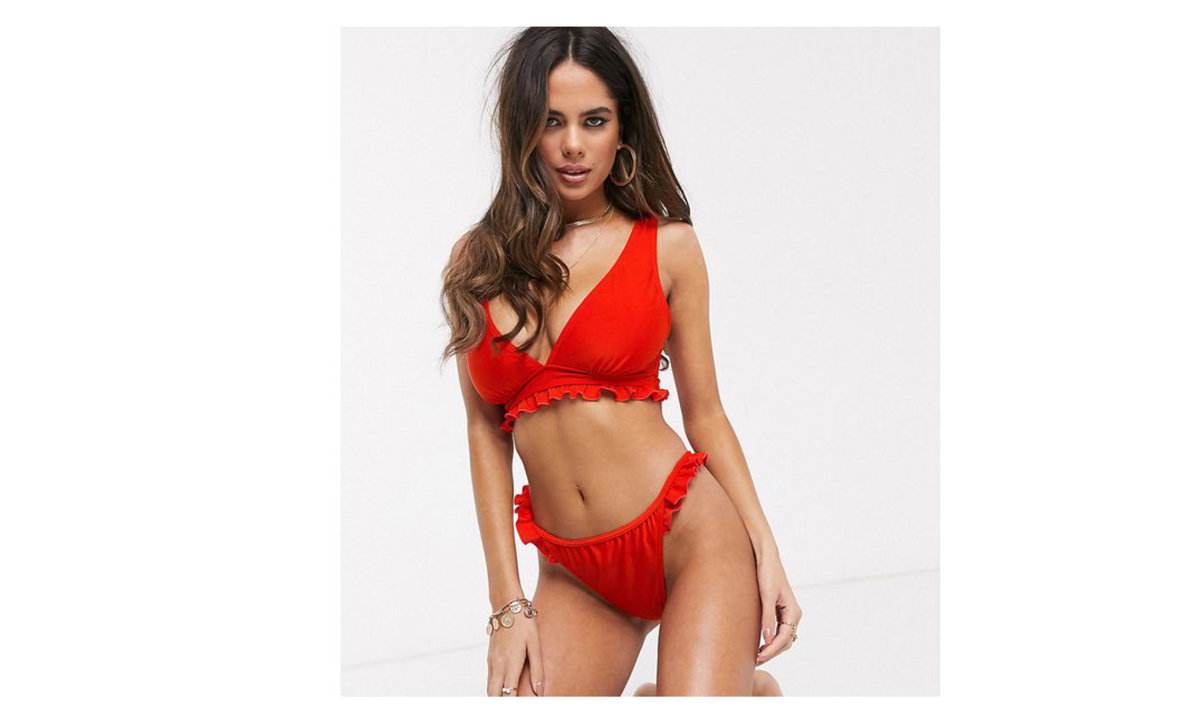 Roter Bikini mit Rüschen