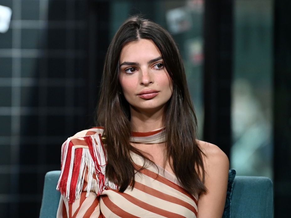 Emily Ratajkowski guckt neutral