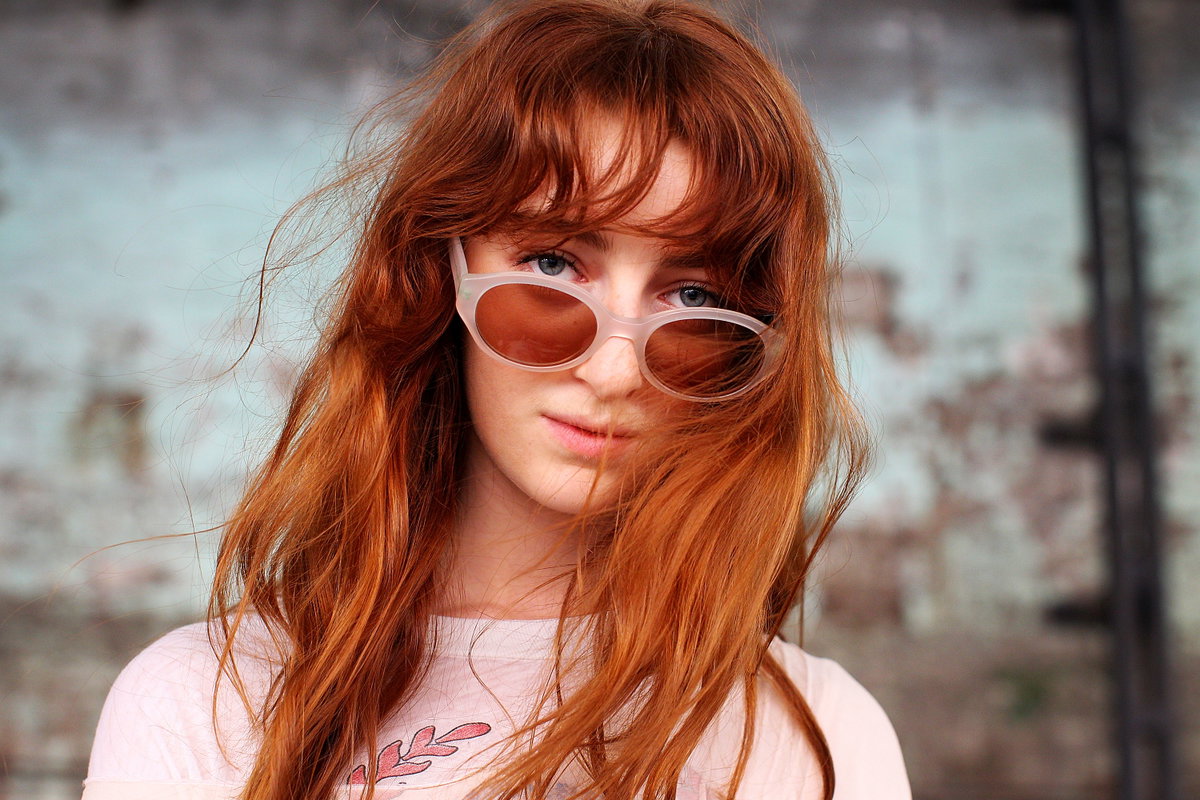 Influencerin rote Haare mit natürlichen Wellen