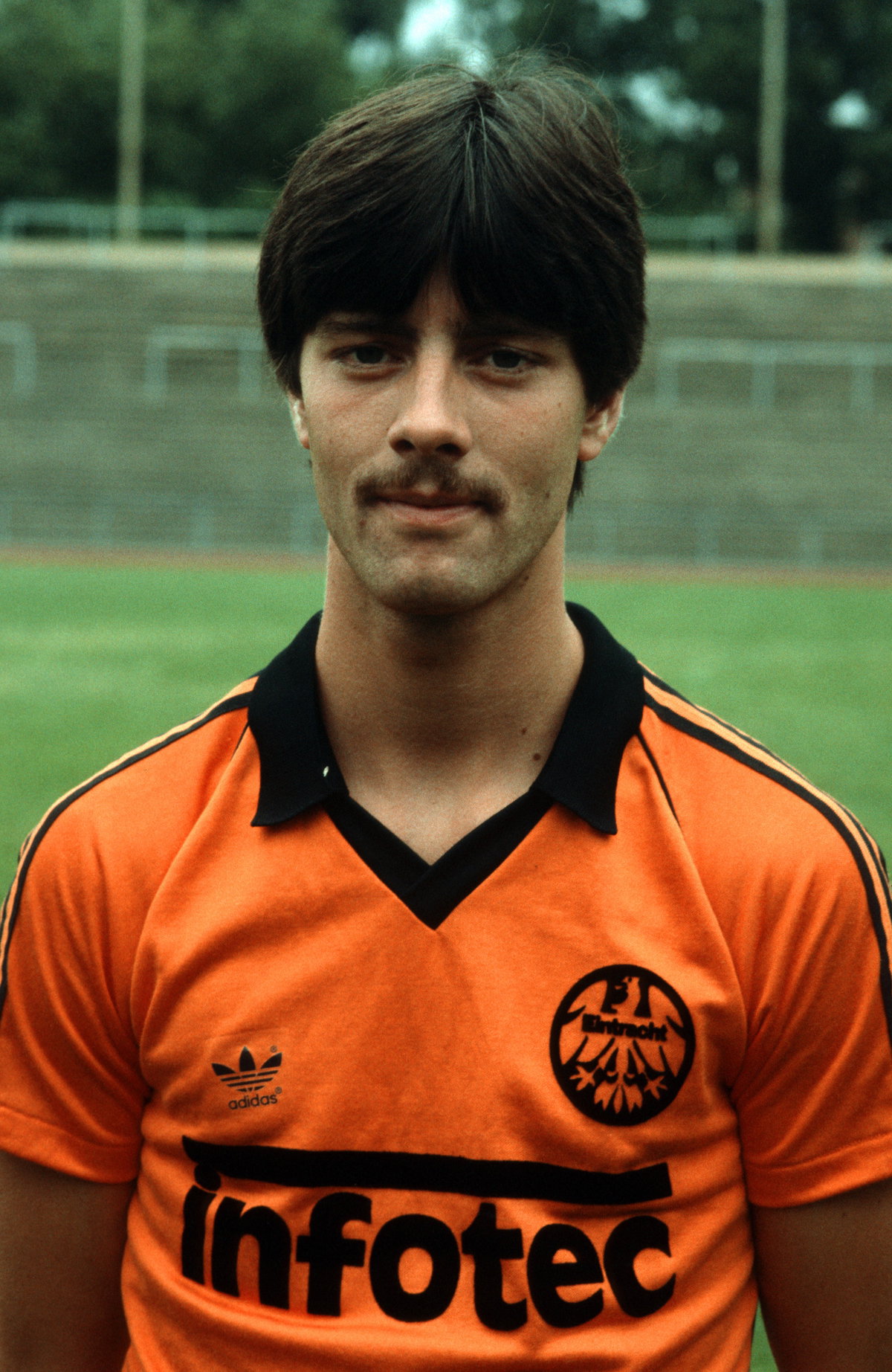 Hättest du hier Jogi Löw wiedererkannt? Mit Schnauzer und ein paar Jährchen weniger auf dem Buckel lächelt Jogi in die Kamera. Das Bild wurde 1981 aufgenommen.